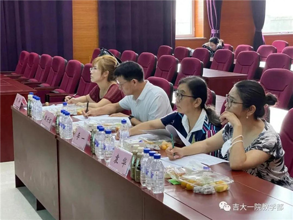 三尺讲台展风采 同台竞技促提升丨吉大一院2021年“青年教师教学水平大赛”和“中青年教师双语教学大赛”决赛圆满成功(图2) 三尺讲台展风采 同台竞技促提升丨吉大一院2021年“青年教师教学水平大赛”和“中青年教师双语教学大赛”决赛圆满成功(图2)